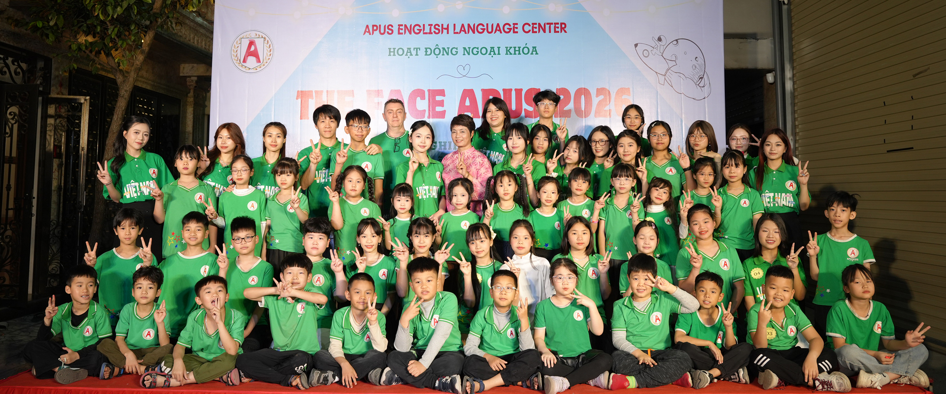 Cô giáo và học sinh APUS vẫy tay chào